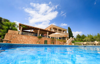 Acheter une maison avec piscine à Collioure : quelles sont les démarches ?