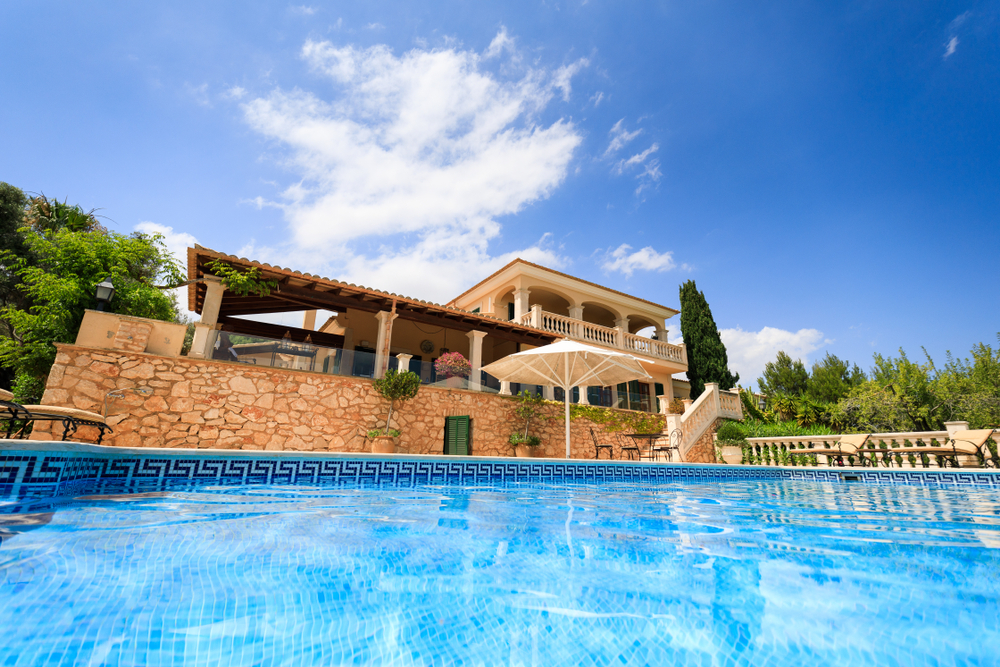 Acheter une maison avec piscine à Collioure : quelles sont les démarches ?