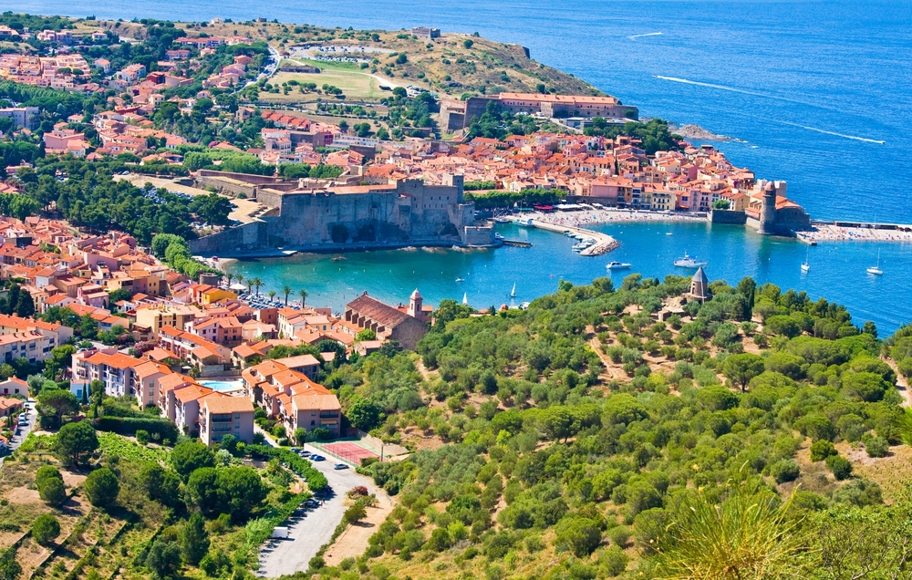 Selling a property in Collioure: alone or through an agency?