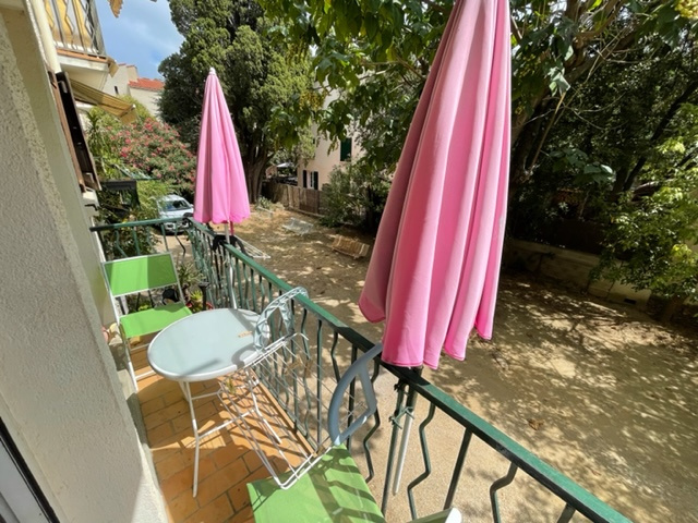 T2 apartment cabin parking in Collioure