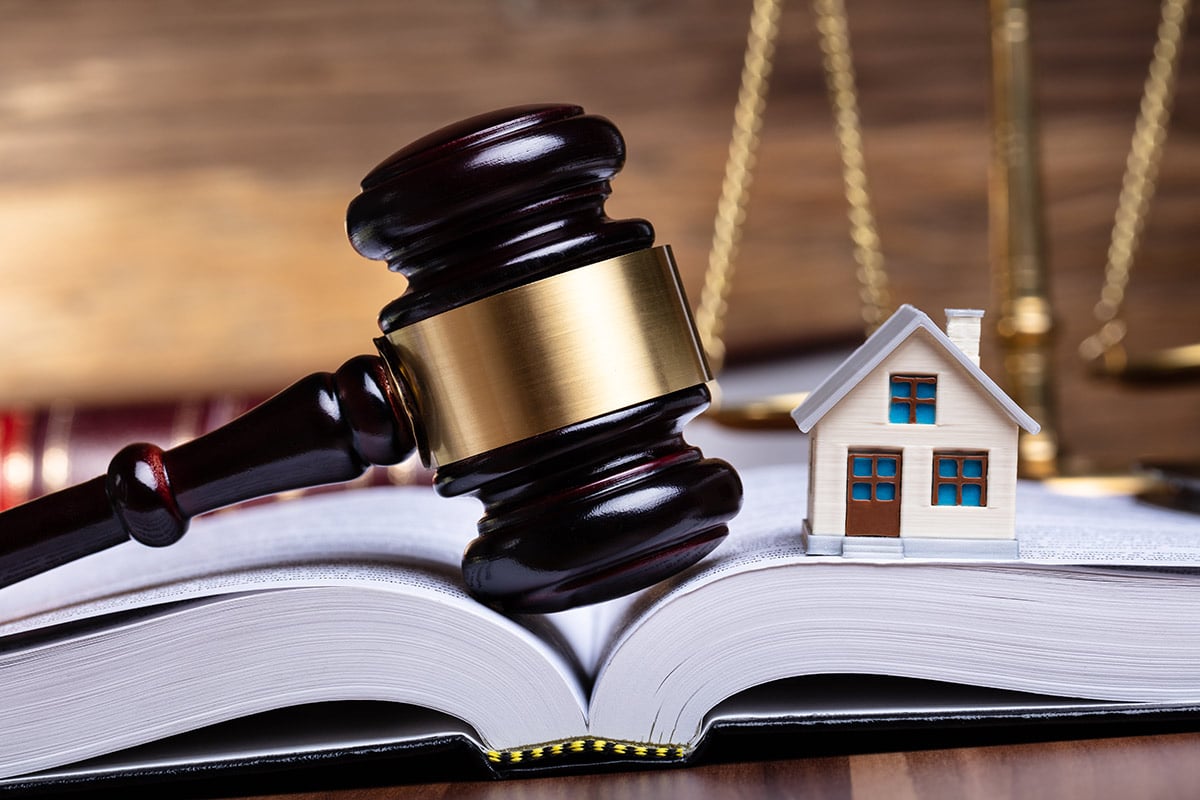 Who pays the notary for the purchase of a house?