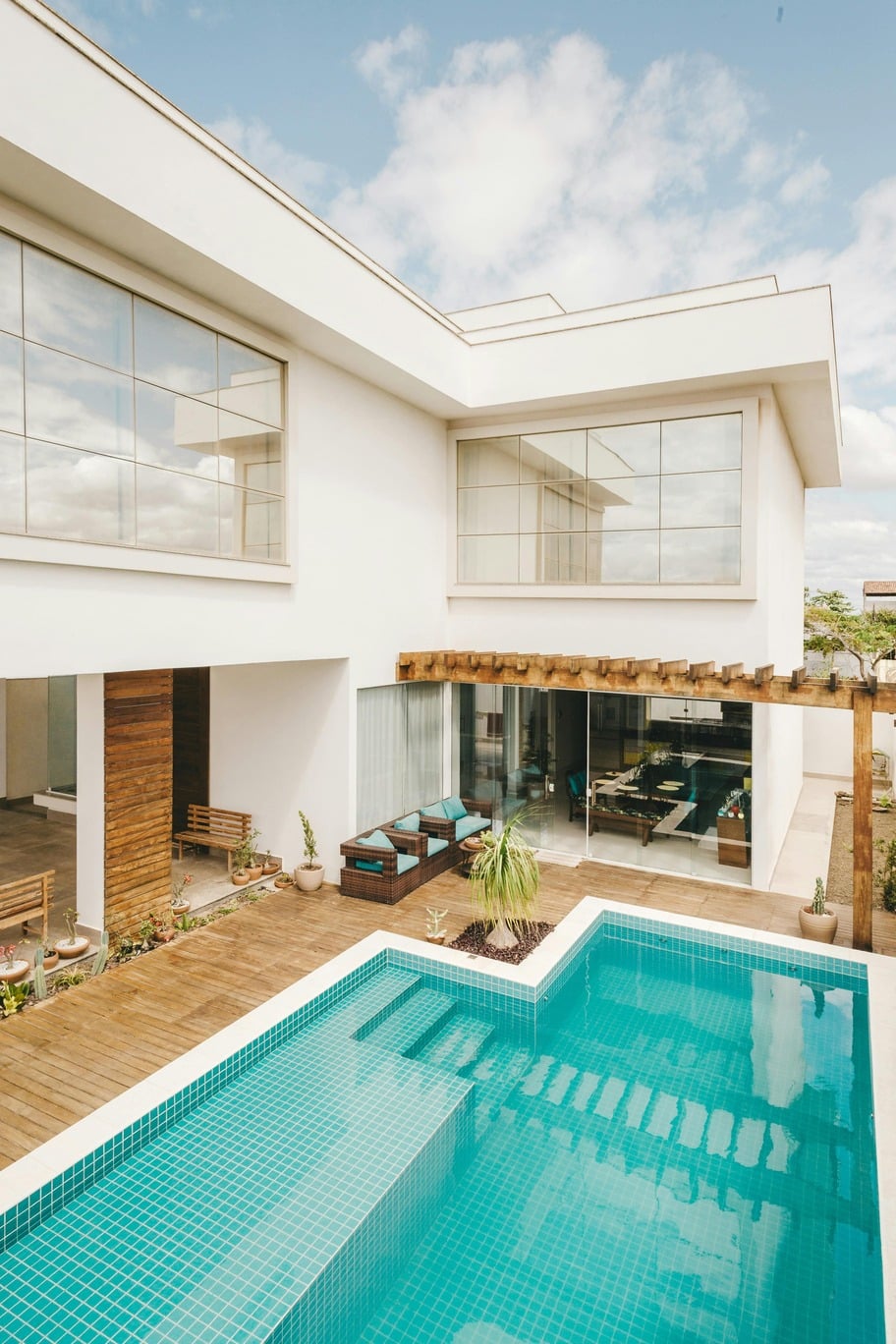 House with swimming pool, what you need to know before buying