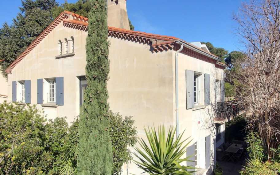 Grande maison familiale à vendre sur Port Vendres dans le quartier du port.
