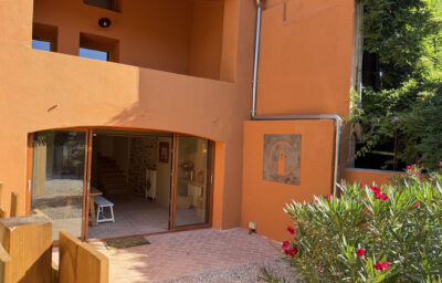 En vente à Collioure : immobilier de prestige : maison avec terrasses jardin et parking